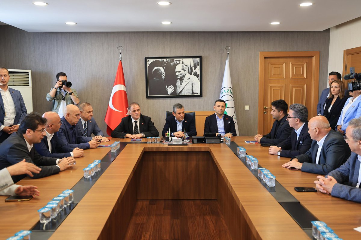 Biriz, birlikteyiz.

Milletimizin seçtiği belediye başkanlarımızın, parti yöneticilerimizin ve bürokratlarımızın hukukun yok sayılarak gözaltına alınmasına karşı Genel Başkanımız Sayın Özgür Özel ve İl Başkanımız Özgür Çelik ile birlikte Avcılar, Büyükçekmece ve Gaziosmanpaşa