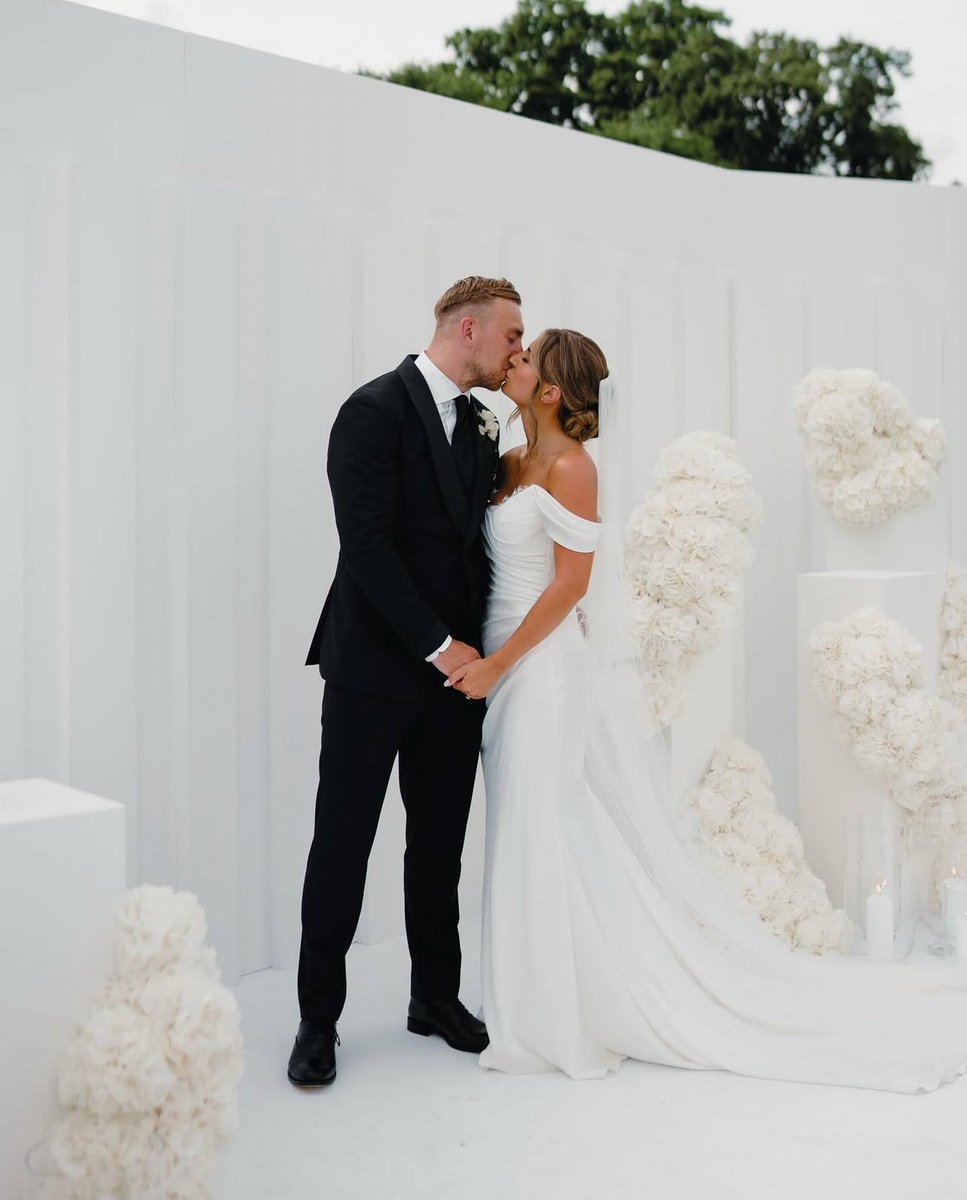 Gorgeous Dani Dyer wearing bespoke Suzanne Neville 🤍