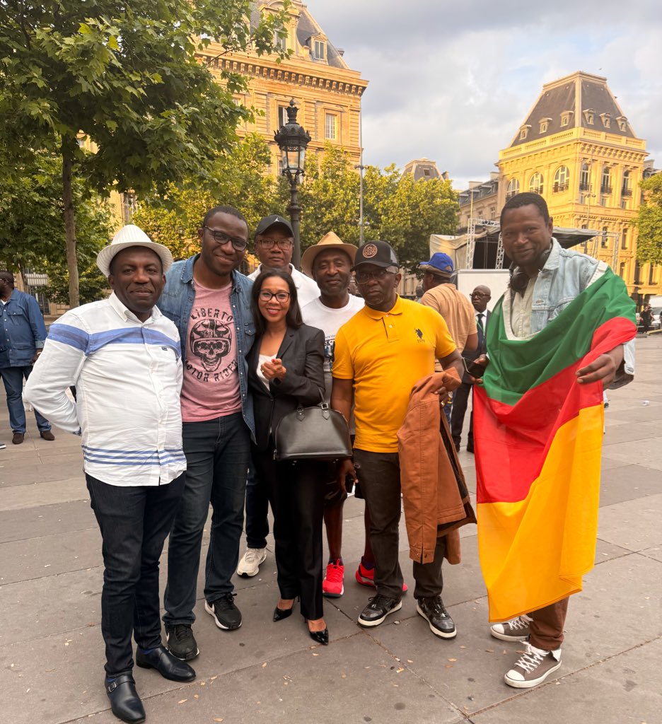 africatechie's tweet photo. J’étais Place de la République pour rencontrer les compatriotes. C’est dommage que j’ai raté Kamto et l’évent mais l’énergie était encore palpable. Le début du chassement! https://t.co/Byn0jFViXU