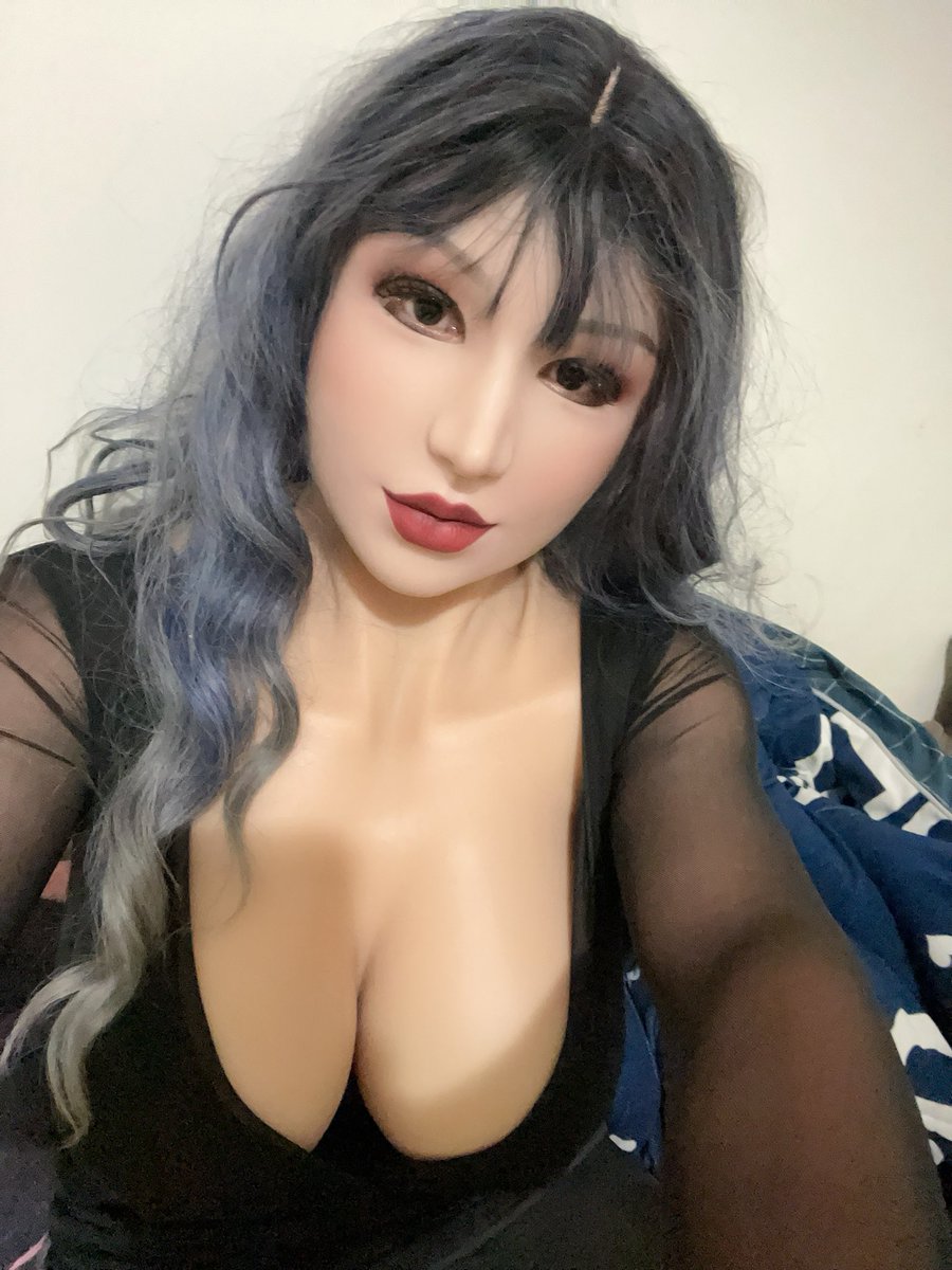 拿到艾薇試試順便出門溜達
回來碰到家人直接一個社死🤣
#femalemask
#roanyer 
<a href="/ROANYER8/">ROANYER</a>