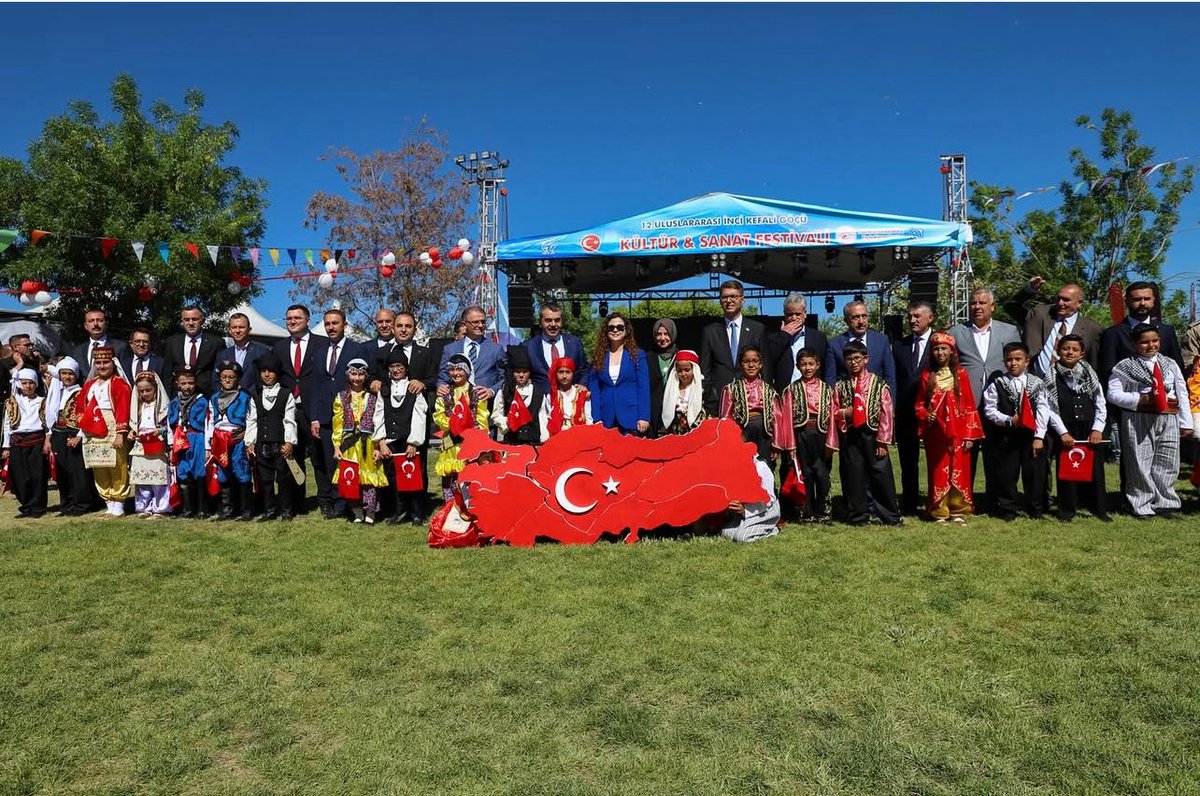 glhnmkln's tweet photo. Sayın Bakanımız bizleri onurlandırdı🙏🏻 Reşit Çelik İlkokulu 3/A sınıfı olarak anılarımıza en güzelini ekledik🌸 Desteklerini hiçbir zaman esirgemeyen Kaymakamımız Sayın Murat KARALOĞLU’na saygı ve teşekkürlerimizi sunuyoruz 🙏🏻 https://t.co/7GPYLpVbxR