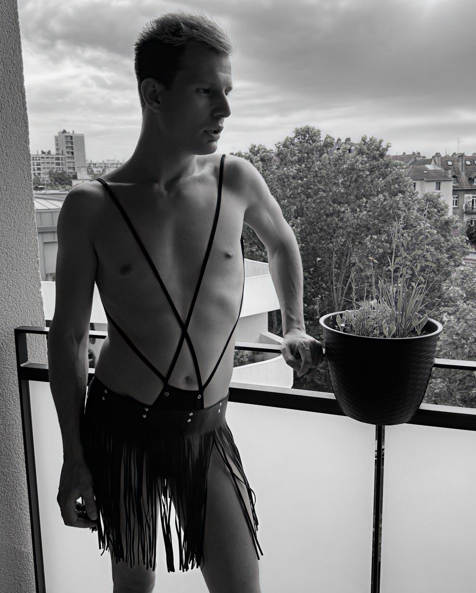 Dans 2 semaines, la Pride de Metz 🏳️‍🌈
Voici la tenue Nº2, l’alliance de 2014 et 2019 ! 
Rdv à Metz le 14 Juin ❤️