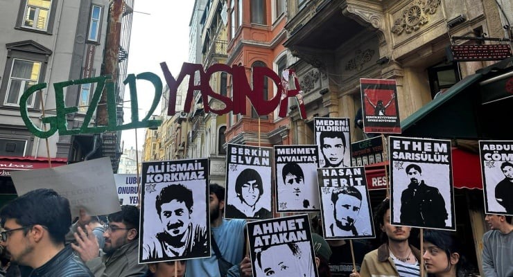 Taksim’de Gezi direnişi anması esnasında yaklaşık 50 genç gözaltına alındı.

(T24)