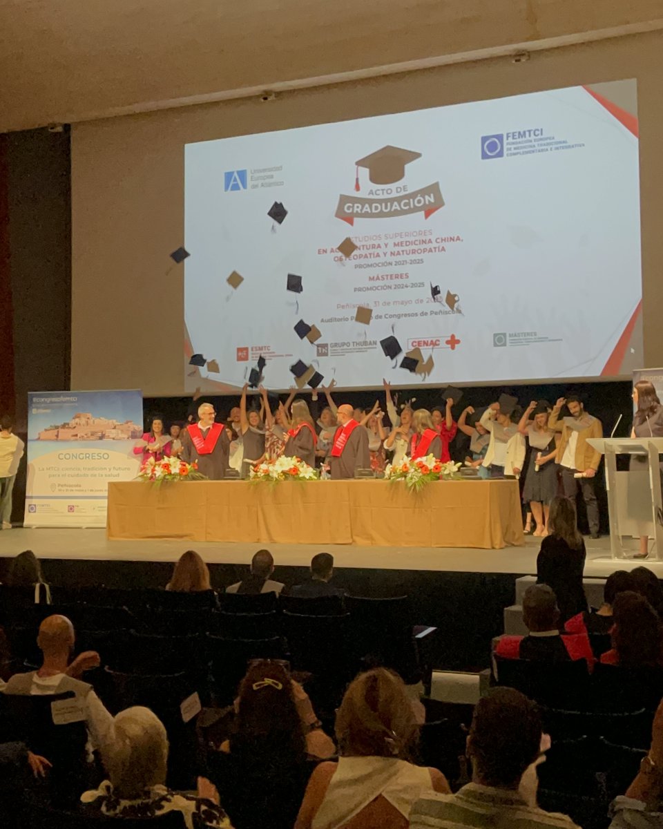 🎓 Uno de los momentos más emotivos del #CongresoFEMTCI: la graduación del alumnado de FEMTCI y la Universidad Europea del Atlántico.

Orgullo, vocación y compromiso con una salud integradora.

👏 Gracias por elegir este camino.

#MTCI #MedicinaIntegrativa #Peñíscola