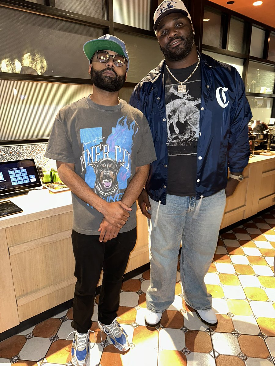 Bumped into my boy <a href="/Djread98/">Dj Reader</a> last night! Need a pic with my other Dj <a href="/D7_Reed/">DJ Reed</a> now!