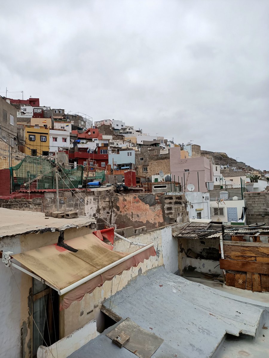 He preferido esperar a hoy para enseñarles esta vista desde mi azotea.

¿Vivimos en un paraíso? Lamento decirles que esto también es Canarias 🇮🇨 una tierra castigada por la pobreza estructural, donde muchos quedan atrás de generación en generación

#diadeCanarias