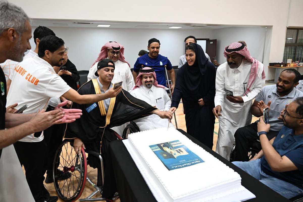 💐| تهنـئه

بكل عبارات الفخر والثناء 
يتقدم #نادي_الرس_لذوي_الاعاقة
بتهنئة  اللاعب/ عبدالله حسن الفيفي 
بمناسبة تخرجه من جامعة الملك سعود 
كلية العلوم الرياضة 
قسم الميكانيكا الحيويه بالتدريب الرياضي

جهودك مباركة ونتمنى لك مزيداً من التقدم في مسيرتك العلمية والمهنية