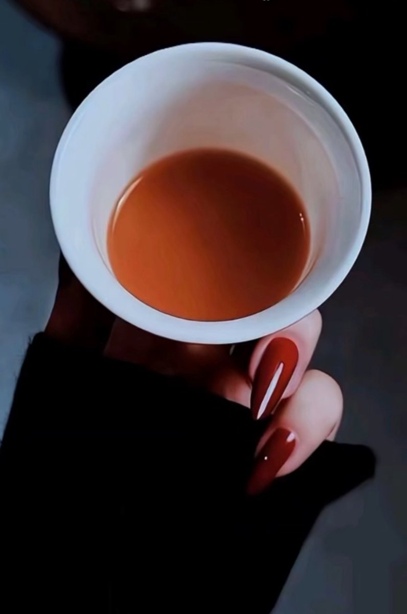 والله ما ألوم اللي لا قابلك يرتاح 
وجـه السعد من قابله ما يملّه..