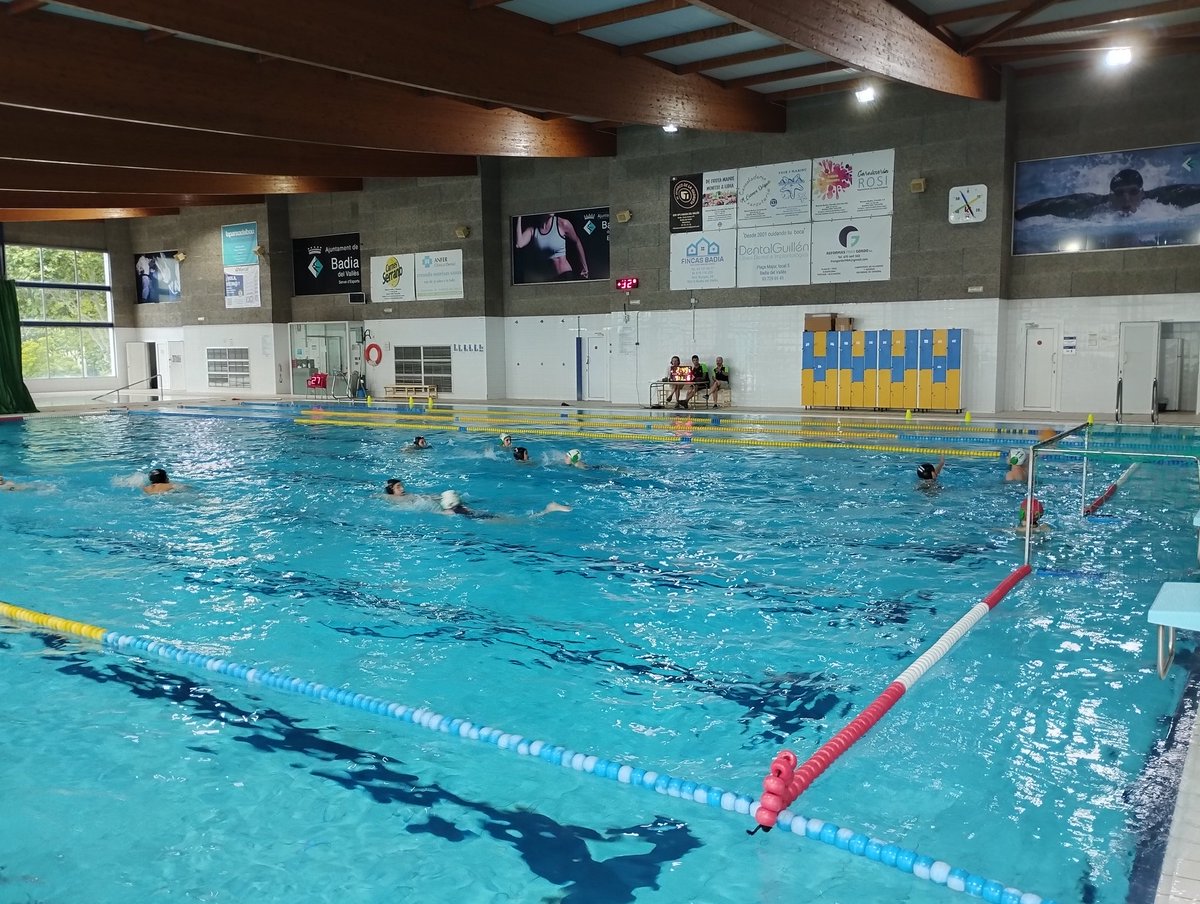 Gran tarde de waterpolo en nuestra piscina <a href="/cnbadia/">cnbadia</a>. Partidos amistosos contra <a href="/ClubWPCastello/">Club Waterpolo Castellón</a>  en categoría alevín e infantil que les sirven de preparación para Campeonato de España.
Suerte chicos‼️💛💚
#cnbadia #waterpolo #amistoso