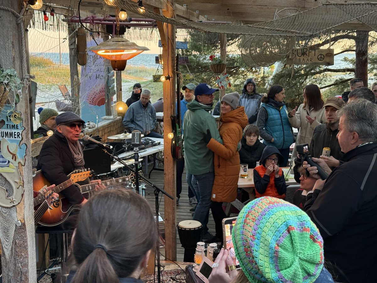 Открытие сезона в Рооста на берегу моря