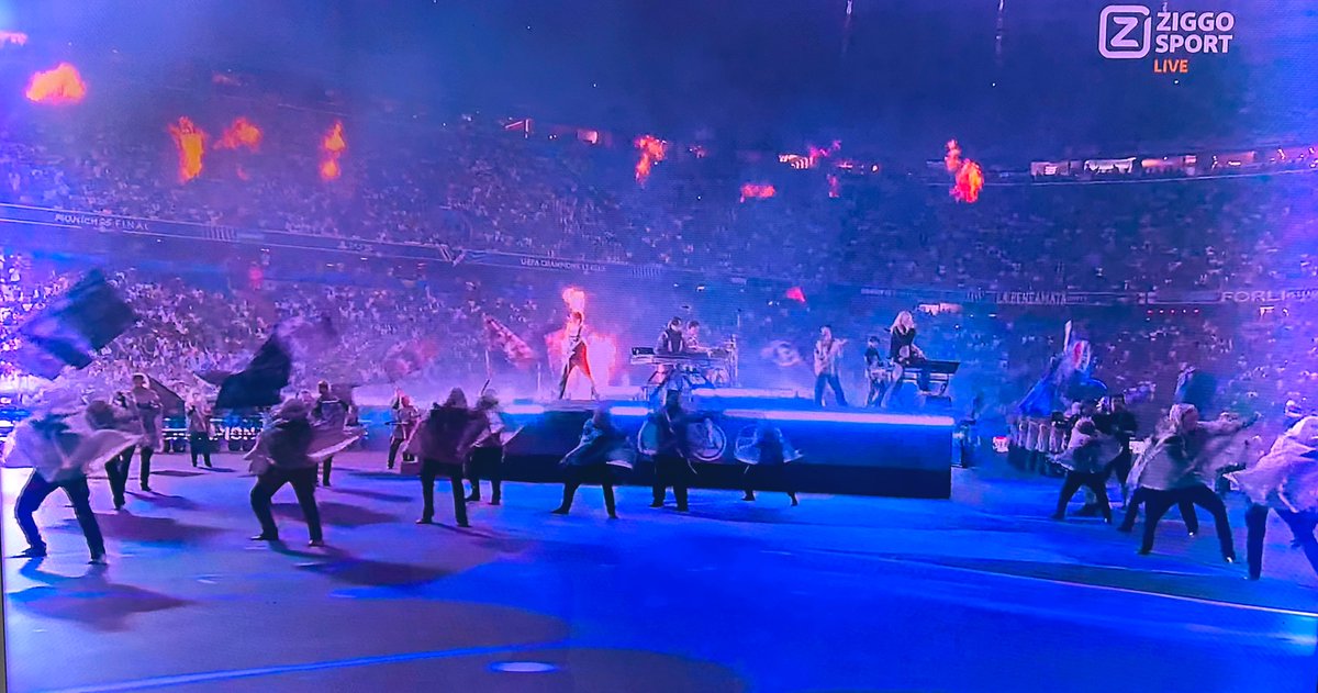 De opening van de #ChampionsLeagueFinal kan wel wat meer Superbowl vibes gebruiken. Dit lijkt meer op een uit de hand gelopen schoolband