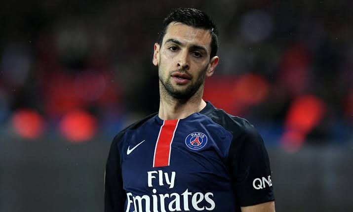 اللي شايل الكاس خافيير باستوري 
كان لاعب حررررييف و عمره ٣٥ 
مبطل بدري للاسف