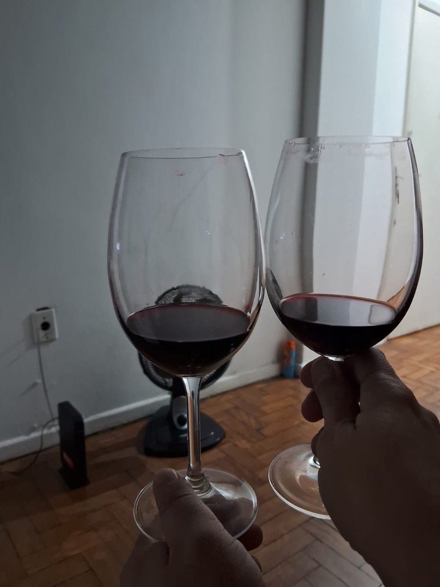 gegetheron's tweet photo. Fui rever o japinha 😊😏🦋🍷🍷 https://t.co/HeUNg6avG5
