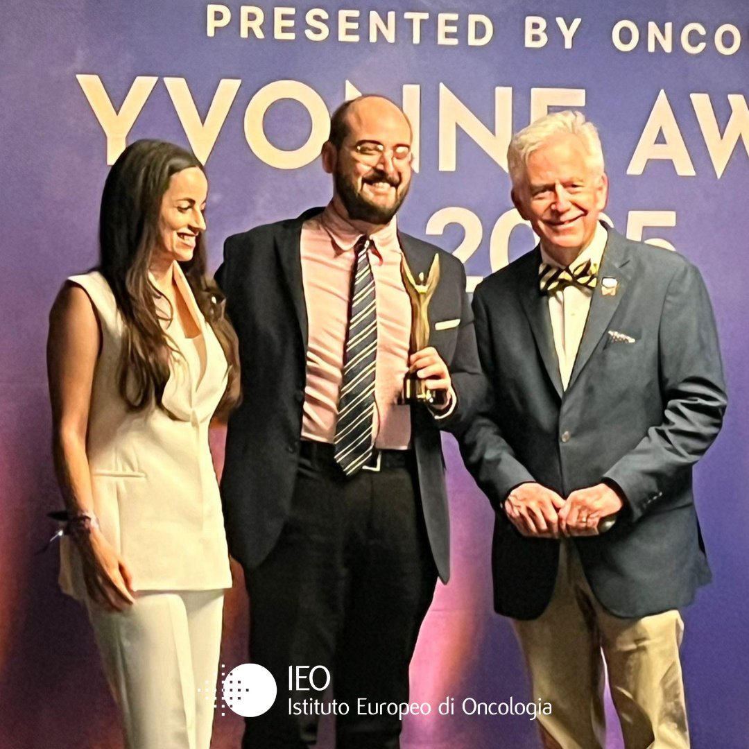 IEOufficiale's tweet image. Congratulazioni a Dario Trapani, medico della Divisione di Sviluppo di Nuovi Farmaci per Terapie Innovative IEO, che ha ricevuto ieri ad Asco l’Yvonne Award per la sezione Global Oncology, un riconoscimento dedicato ai giovani che stanno rivoluzionando la cura del cancro! 💙