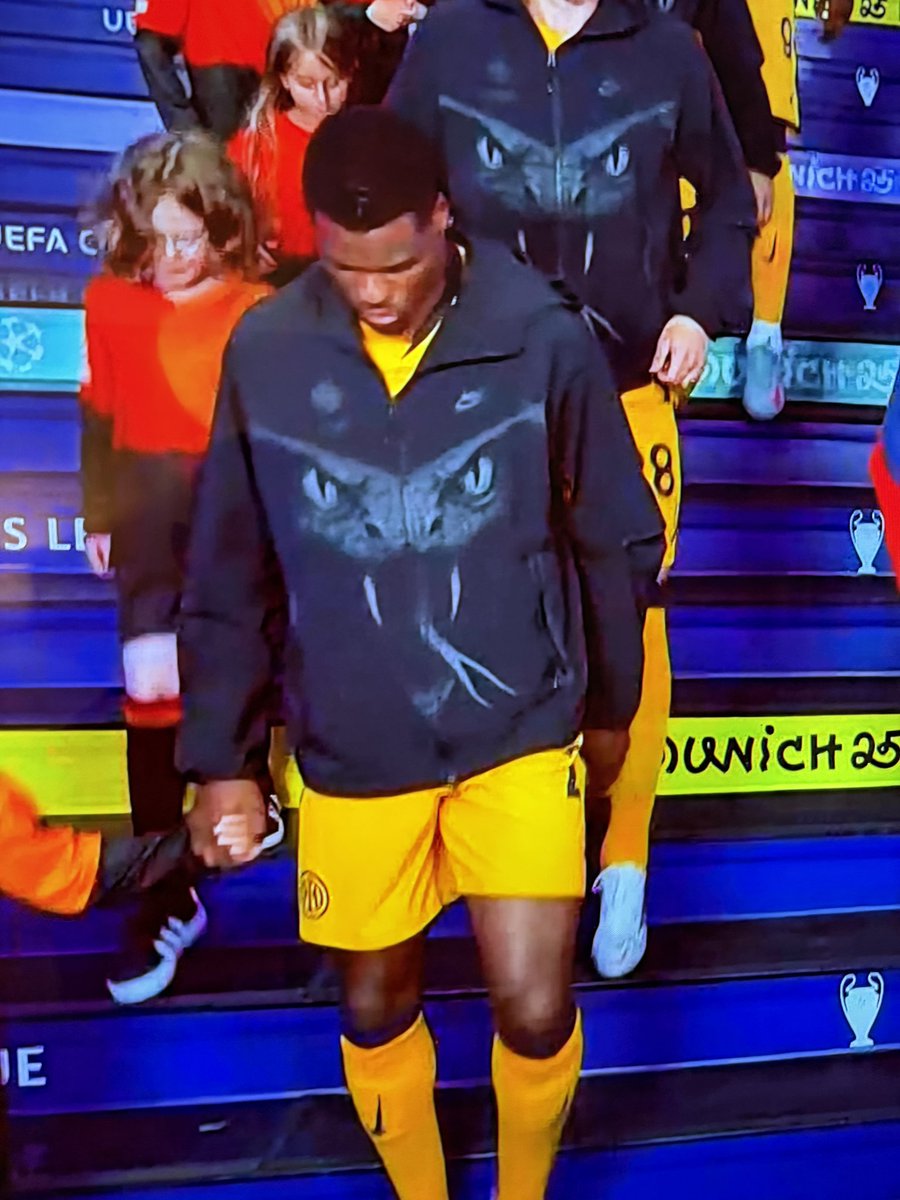 That inter training jacket is unreal…

🥶🐍