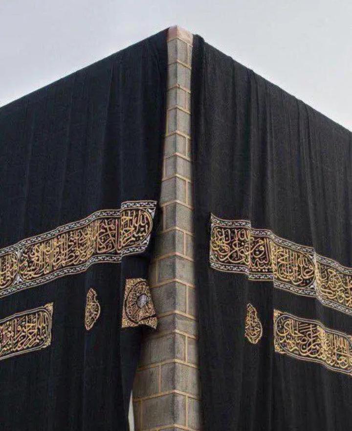 اللهُ أكبرُ كلُّ همٍ ينجلي
عن قلبِ كلِّ مكبِّرٍ ومهَلِّلِ