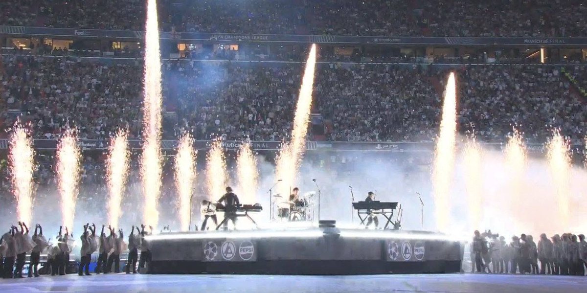 Indie5051's tweet photo. Linkin Park en el show de inicio de la final de la UEFA Champions League https://t.co/sQNXnqcWpt