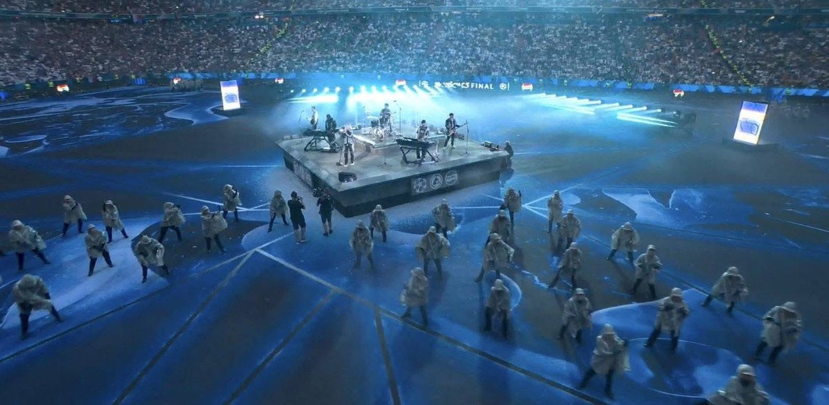 Indie5051's tweet photo. Linkin Park en el show de inicio de la final de la UEFA Champions League https://t.co/sQNXnqcWpt