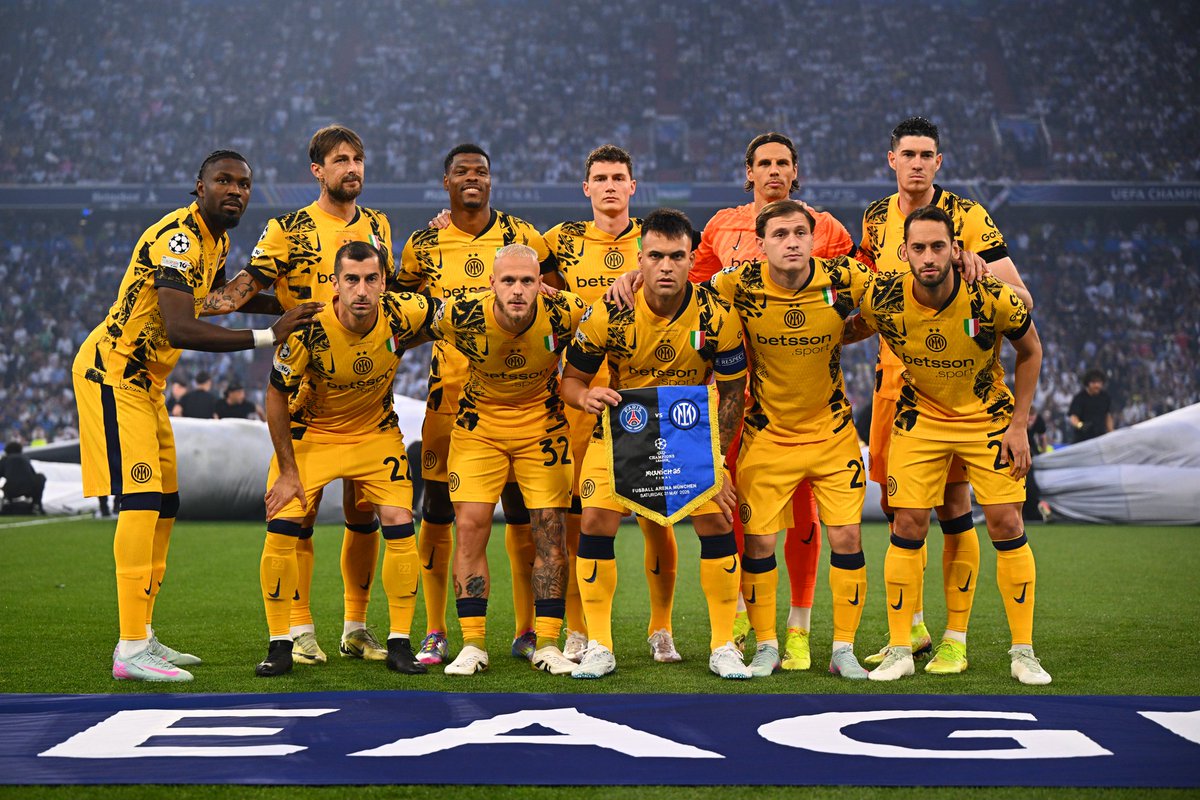 Sabu56532969's tweet photo. What the hell is Inter wearing?#ParisInter #PsgInter #ChampionsLeague yellow Jersey https://t.co/qWlbpS4Sf4