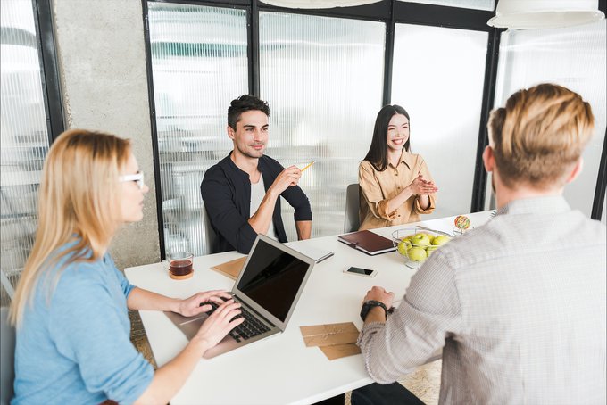 توقفي عن مقارنة نفسك! 5 طرق ذكية للنجاة من فخ المقارنة في العمل والتركيز على نجاحك الحقيقي