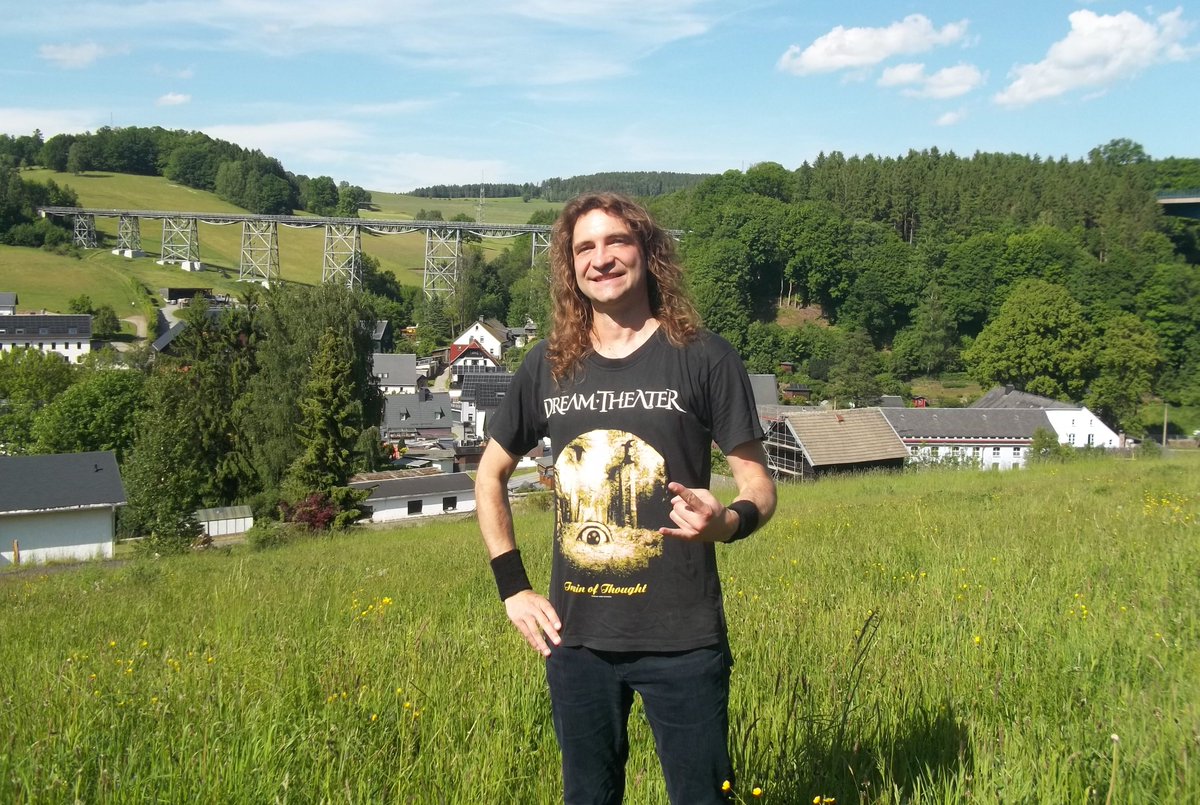 ThomasBartels83's tweet photo. Heute Nachmittag beim Warten auf den Sonderzug des "Verein Sächsischer Eisenbahnfreunde" am berühmten Markersbacher Viadukt im Erzgebirge 🚂🌞🤘😉🌉⛰️🌄🌲🌳💚👁️📸✨ #ThomasBartels #MetalThom #DreamTheater #HeavyMetalFan https://t.co/z6voP88Zuq