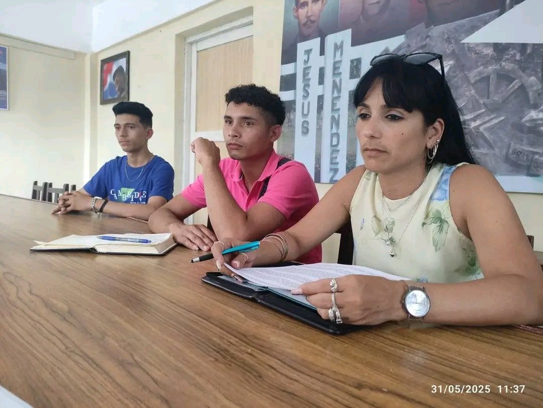 frank_domi95139's tweet photo. #PorLasTunasLaVictoria
#JesúsMenéndez
#RumboAl55 
👉🌵🇨🇺Con la presencia de Mariza Maritza Alvarez Miembro del Buró Municipal del PCC, se efectúa el Buró Municipal evaluado la Atención de la Organización Política a la Federación de la Enseñanza Media. https://t.co/nzYNK1CGza