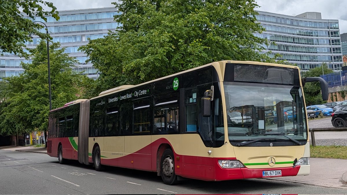 WC2512's tweet photo. A Brighton Icon, for the ICON staff shuttle in Manchester!

#GreyLineMotorServices BL57 OXK on loan to @Howards_TG at #Manchester Piccadilly Station ready to work the THG staff shuttle to #ICONstudios. https://t.co/bBZechPobG