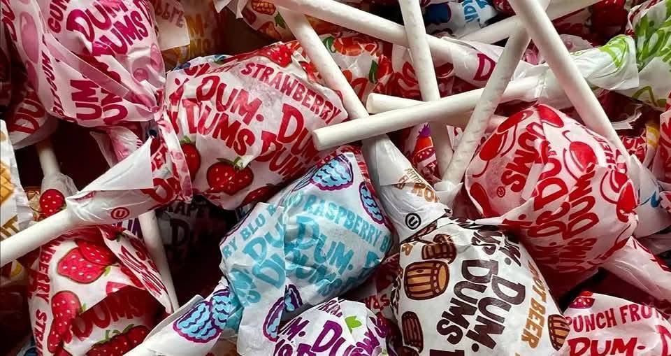 في ولاية كنتاكي الأمريكية، تفاجأت أم بوصول 22 صندوقًا فيها 70 ألف مصاصة طلبها ابنها (8 سنوات) من أمازون دون علمها بـ4,000 دولار.

بعد رفض الإرجاع، تفاعلت القصة على السوشيال ميديا فتدخلت أمازون وأعادت المبلغ وسمحت بالاحتفاظ بالطلب. لاحقًا تم توزيع المصاصات على المدارس والمراكز