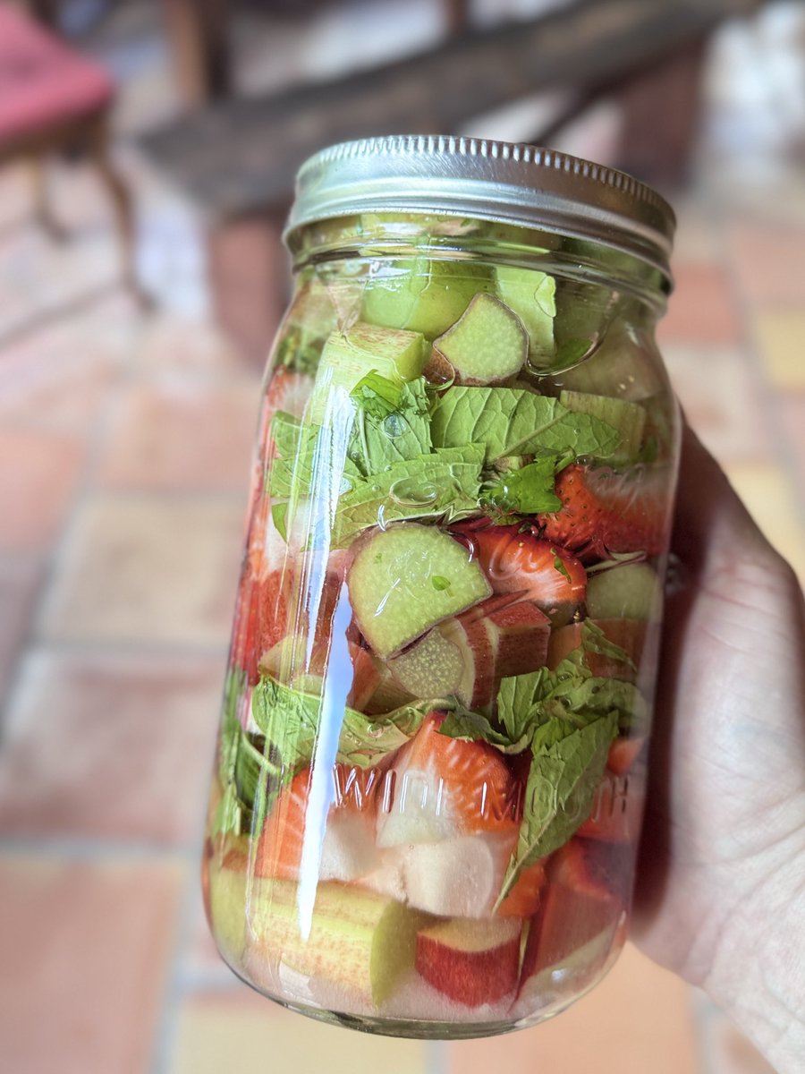 Shrub season!

Easy Spring cocktail
Here is my rhubarb strawberry mint shrub

bonappetit.com/story/spring-i…
