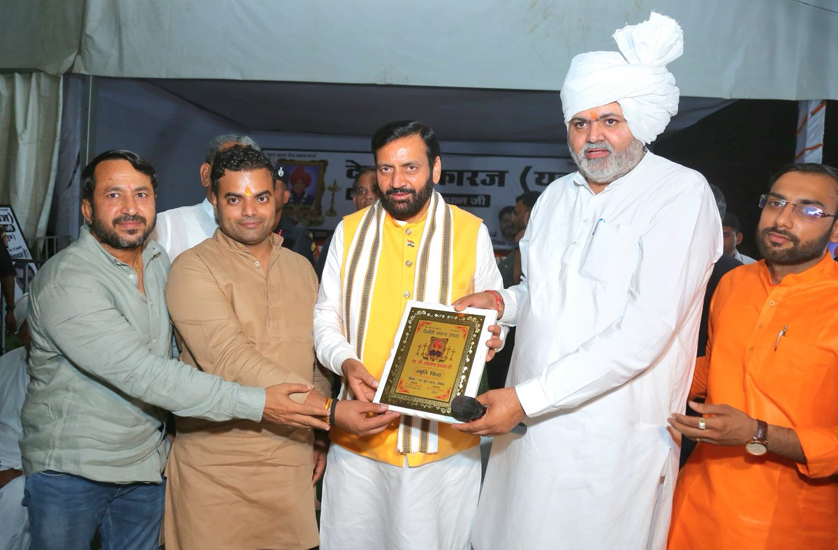 दिल्ली के ग्राम मटियाला में स्वर्गीय चौ. दयानन्द प्रधान जी की पुण्य स्मृति में आयोजित देशौरी कारज (यज्ञ) से पूर्व, खिचड़ी कार्यक्रम में शामिल होकर उन्हें भावभीनी श्रद्धांजलि अर्पित की एवं सादर नमन किया।

इस अवसर पर सामाजिक कार्यकर्ता एवं पालम 360 खाप के प्रधान चौ. सुरेन्द्र
