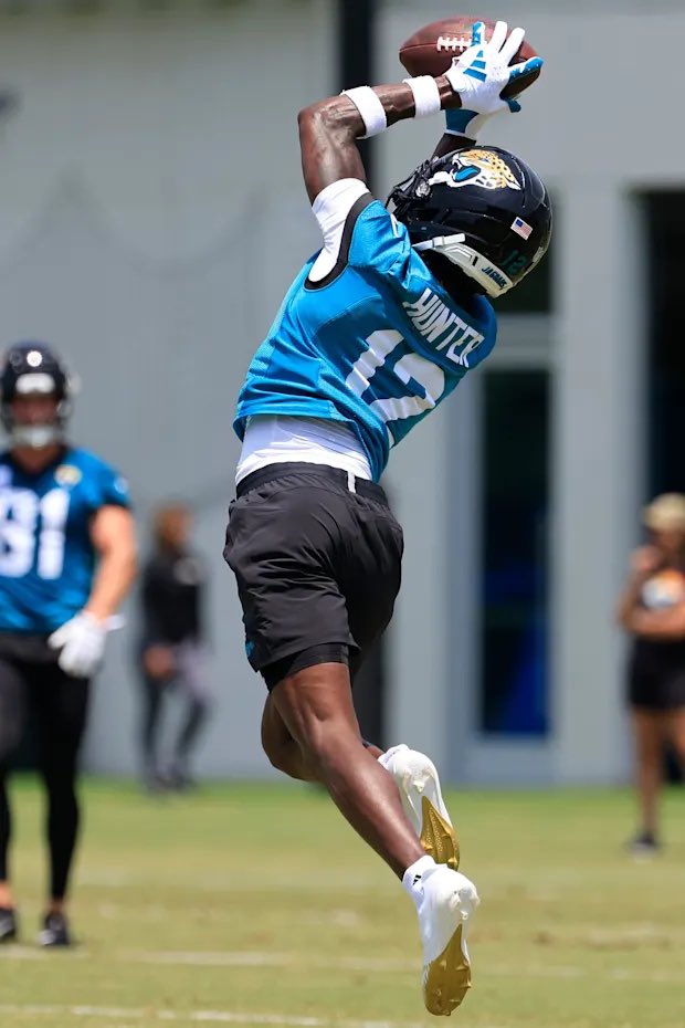 sandropacheco71's tweet image. The #JacksonvilleJaguars aren't planning on having rookie #TravisHunter practice with the offense and defense on the same day during organized team activities.
"We won't put him in that situation to have him do that, although I'm sure he'd probably want to.” #NFL #DUUUVAL