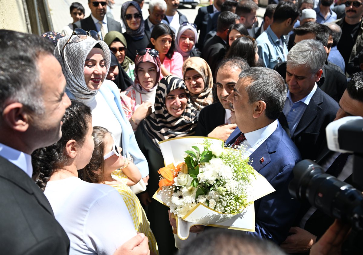 Geleceğin bilim insanları ve sanatçıları burada yetişecek. 
 
Milli Eğitim Bakanımız Sayın Prof. Dr. Yusuf Tekin, Genel Başkan Yardımcımız Hasan Basri Yalçın, MKYK Üyemiz Sayın Fatih Şahin, Van İl Başkanımız, İlçe Başkanımız ve çok değerli isimlerle birlikte;
 
Erciş Bilim ve