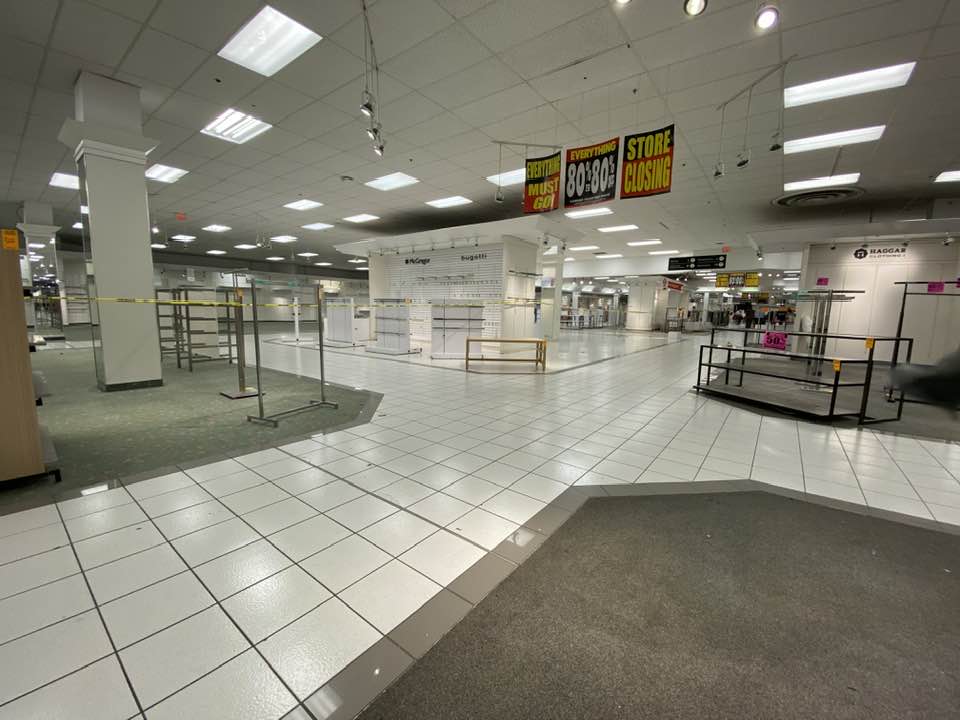 CharisPsallo's tweet photo. 355 years was a good run. Hudson's Bay Store https://t.co/nnDLBNuxfn
