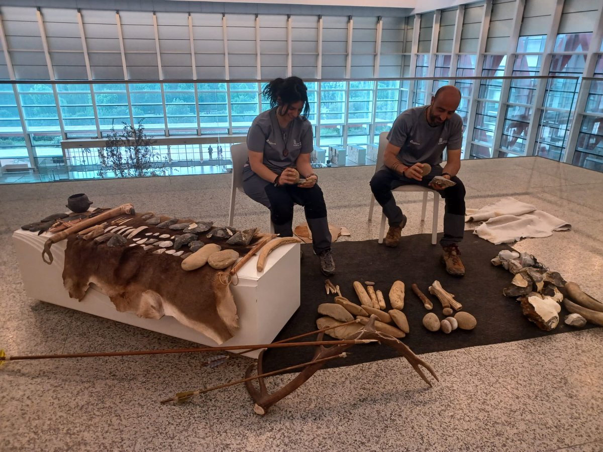 MuseoEvoluciónHumana (@museoevolucion) on Twitter photo Bienvenidos a la #NocheblancaBurgos en el MEH a las exposiciones de Homo antecessor y Las manos mágicas y la demostración de talla lítica con <a href="/FATAPUERCA/">FUNDACION ATAPUERCA</a> Bienvenidos a la #NocheblancaBurgos en el MEH a las exposiciones de Homo antecessor y Las manos mágicas y la demostración de talla lítica con <a href="/FATAPUERCA/">FUNDACION ATAPUERCA</a>