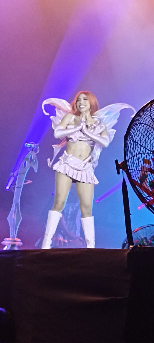 candyskarlet666's tweet photo. @yerimua como tinkerbell cuando cantó morrita. Que momento😭🧚💖 #yerimua #trakatour https://t.co/NBuDy4xvAF