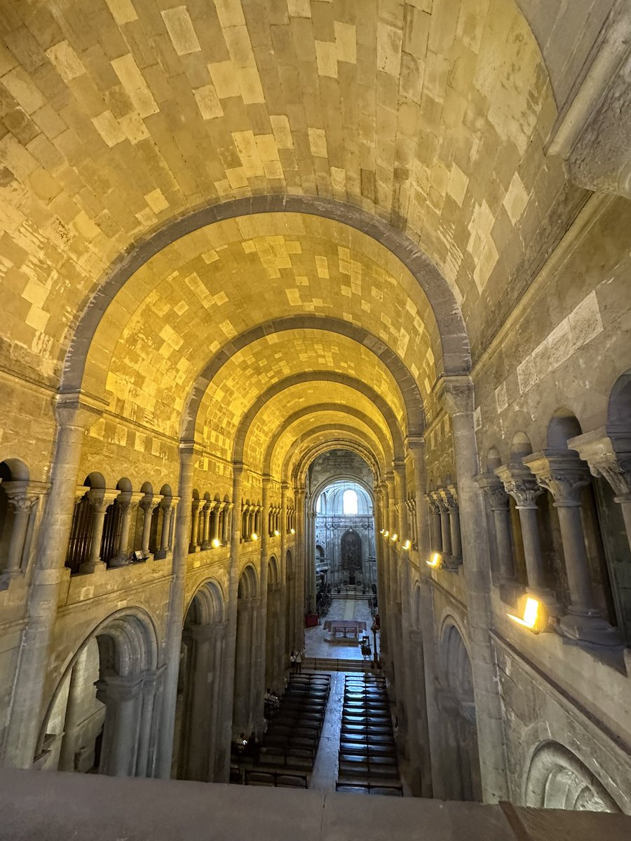 ENortonHistory's tweet photo. Lisbon’s beautiful cathedral. It was built shortly after the city was captured from its Islamic rulers in 1147. Romanesque in style, it was very badly damaged in the earthquake of 1755, but has since been restored. #lisbon #lisboncathedral #Portugal https://t.co/dYSYUL7Y5H
