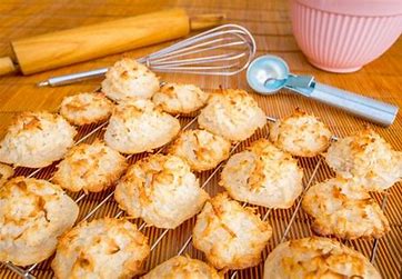 ritekindhealth's tweet image. Cooling down, but still hot! 🍪🔥
Macaroons made with Lakanto Keto Vanilla Cake Mix = low carb, high joy! 💛

🛒Shop now at:
rightkindofhealthandwellness.com/products/view/…

#KetoBaking #Lakanto #SugarFreeTreats