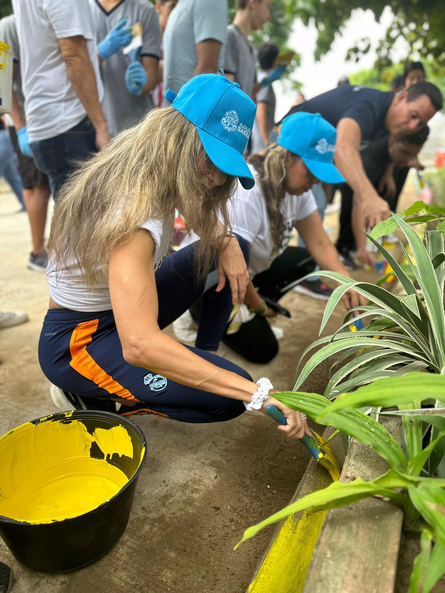AnaMariaAljure's tweet photo. 👏🏻Más de 3 mil beneficiados con la intervención de un nuevo punto crítico!

Llegamos al barrio La Floresta con una gran jornada de #BarranquillaLimpiaYLinda, recuperamos integralmente 730 m². Seguimos trabajando en equipo desde @alcaldiabquilla y toda la comunidad para tener nuestras calles y espacios limpios, lindos y seguros.