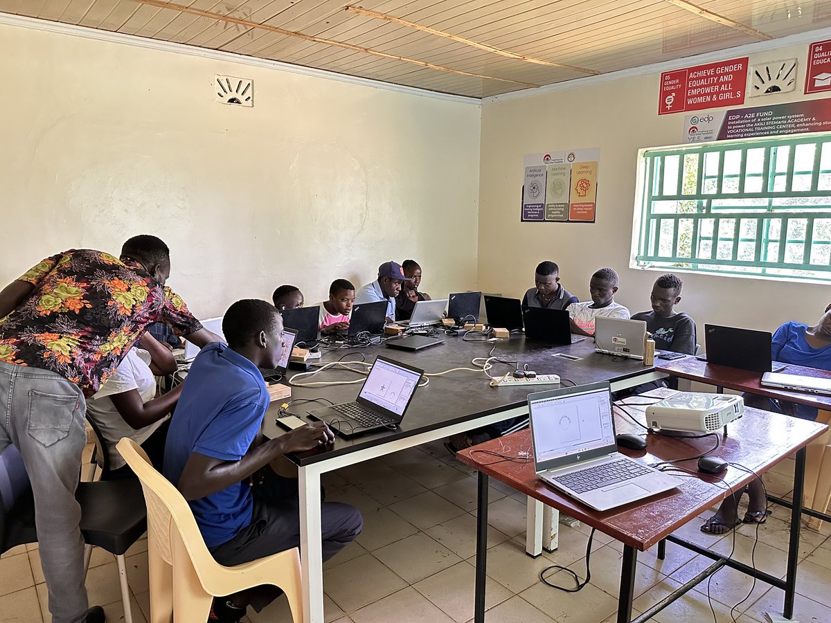 RileyOrton2's tweet image. As our digital literacy students near the completion of their Gig Economy Tech Training, they’re now diving into graphic design, learning how to create powerful visuals and market themselves in the digital world. #ROFImpact
#GigEconomy #YouthEmpowerment #TechTraining #FutureReady