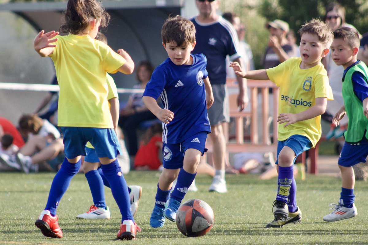 ComillasCF's tweet photo. Puro SHOW🍿

Sigue nuestra cuenta para poder ver todas las imágenes y no te pierdas ninguna novedad! Pincha en el enlace y síguenos: 
https://t.co/zJocUuuqOy

#TorneoComillas #Torneo #Comillas #TorneoComillas #Fútbol #TorneoFútbolBase #Somosazules #Logroño #larioja https://t.co/dnQsaiWcbF