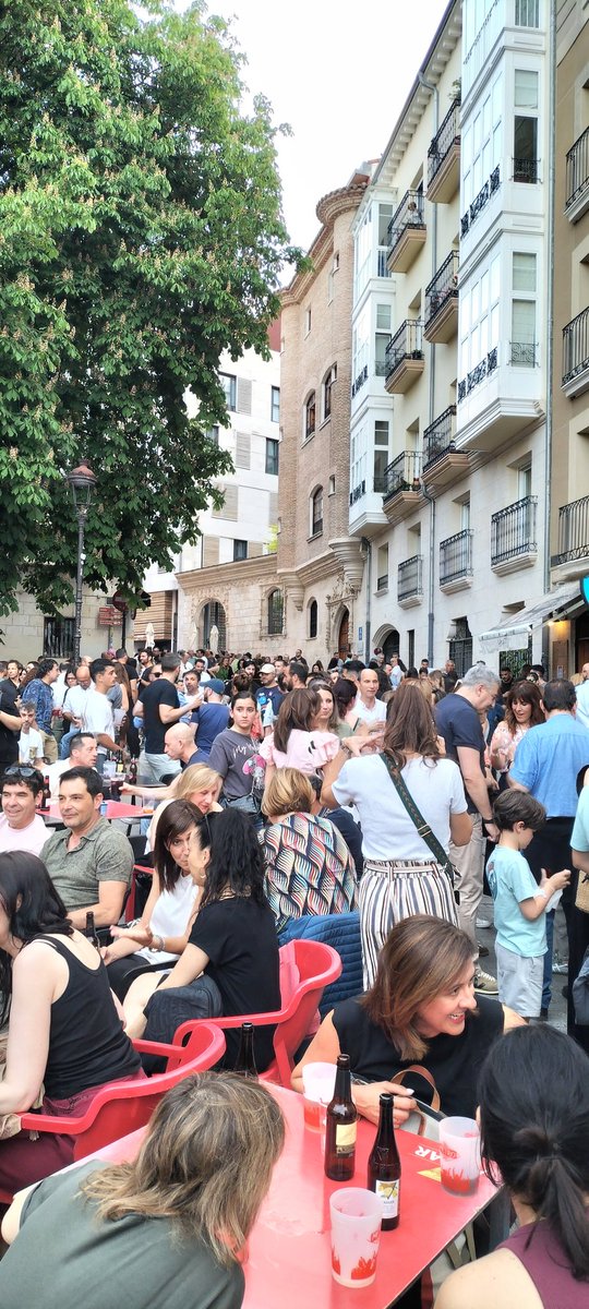 🌕 La Noche Blanca va tomando ritmo en los múltiples escenarios en los que se celebran las diferentes propuestas: ritmos urbanos, música electrónica y dj's, danza, talleres y conciertos