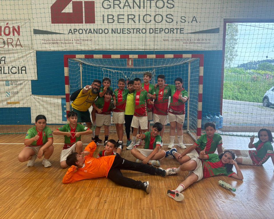 CB_ChapelaWeb's tweet image. Primeiro posto pra os nosos rapaces e rapazas alevíns no Memorial Manuel Vidal no Carballal. 
Moitas grazas pola invitación ó @adcarballal e polo gran día que pasaron tódolos equipos xuntos.
#imoschapela #vermelloeverde