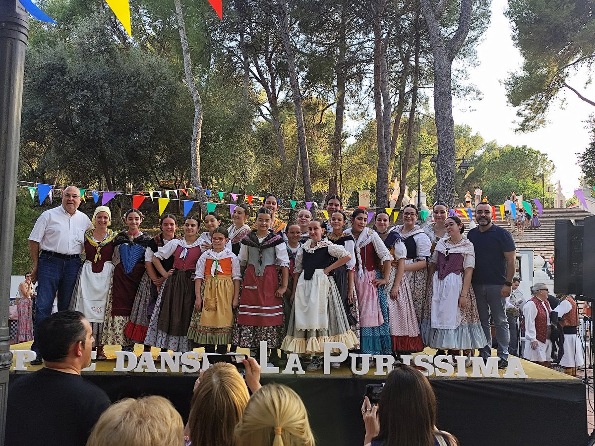 ajvila's tweet photo. 📍 L'alcalde José Benlloch i el regidor de Territori, Emilio Obiol, han assistit al festival de danses de la Puríssima 💃🕺

✨ La plaça del Pastoret ha acollit un gran espectacle de danses i tradició 🎶👣

#Vila_real #Tradició #Danses #CulturaViva #OrgullLocal https://t.co/ZSP896E9tI