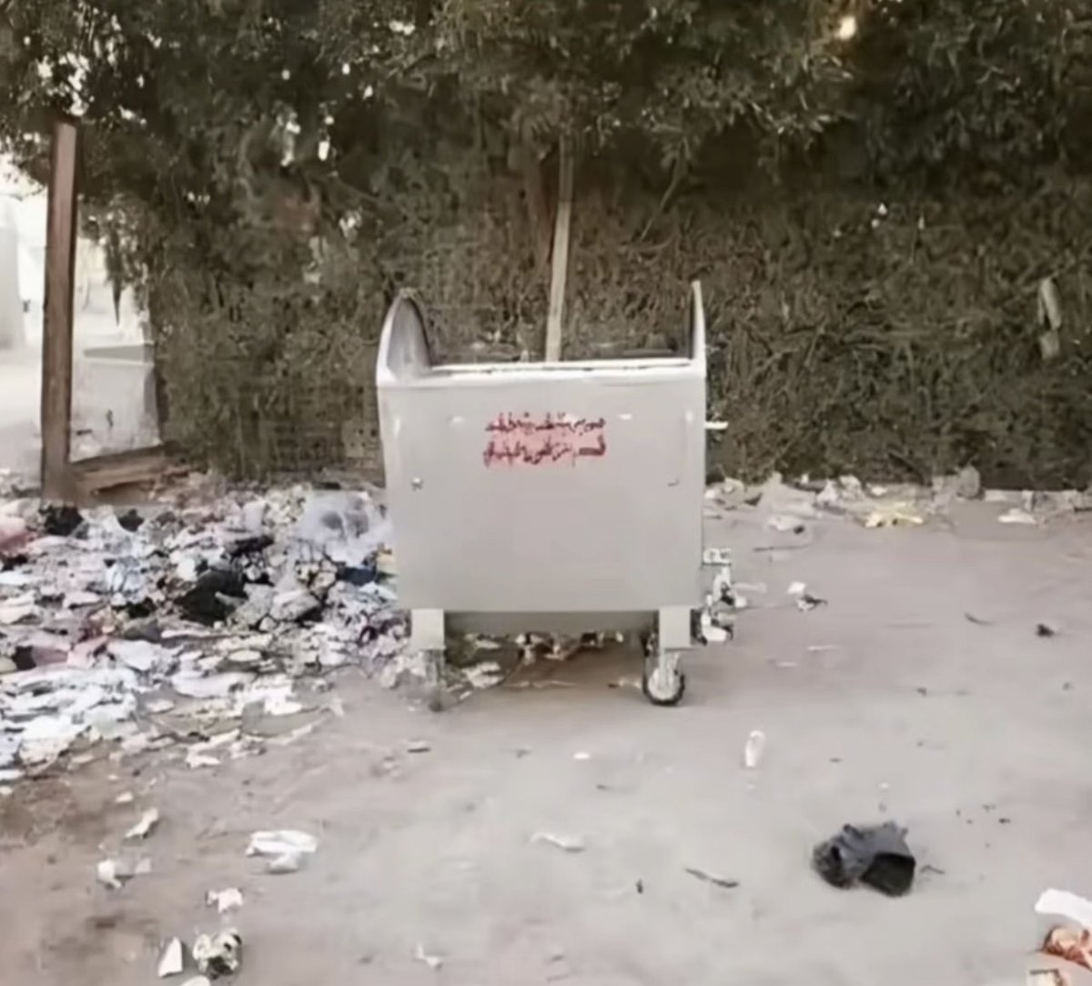 9o7o0's tweet photo. إذا كان الشعب لا يستطيع أن يضع القمامة في المكان المناسب ...

متى تتوقعون منه أن يختار الشخص المناسب للمكان المناسب !؟ https://t.co/uO4GcYoJMF