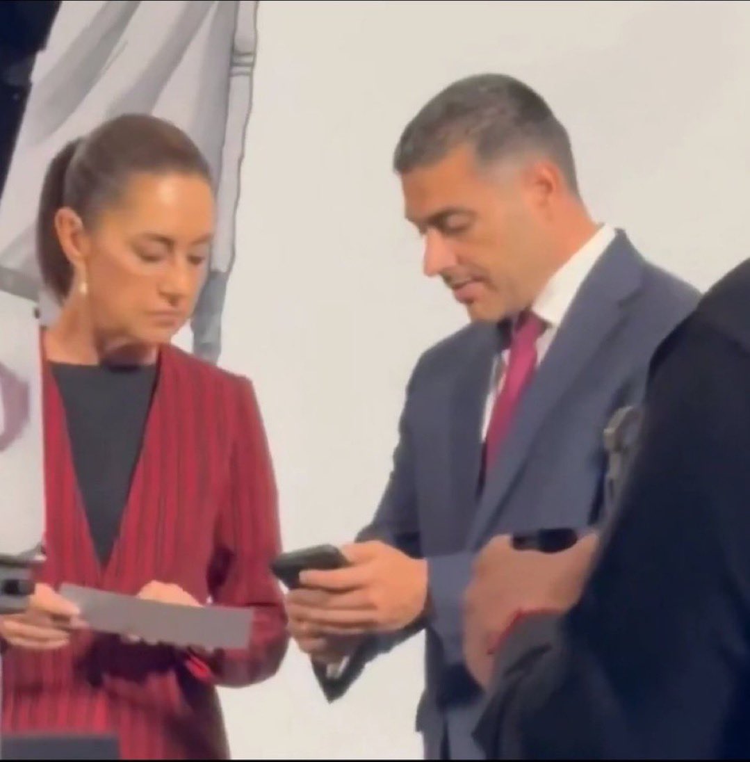 macciudadano's tweet photo. Hace dos semanas
“Alguien” manda a matar de manera muy profesional a dos de los colaboradores más cercanos de Clara Brugada provocando un gran preocupación en el gobierno federal.

Ayer,
“Alguien” hace un operativo muy vistoso con militares y armas de alto poder en la CDMX y vuelve a sorprender al Gobierno Federal que dice que no sabe nada.

En el Inter interrumpen la mañanera de Claudia dejándola sola.

No existen las coincidencias, estamos viviendo tiempos muy oscuros y viene peor si continúan sin tomar el control.
