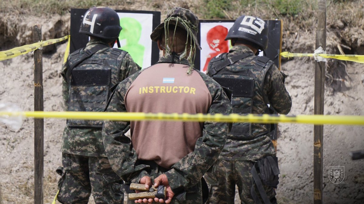 PMOPHN's tweet photo. #AdiestramientoPMOP || Aspirantes a Policías Militares se capacitan en ejercicio de Combate Cercano.
@FFAAHN a través de la #ESCAPMOP, llevaron a cabo el ejercicio de Combate Cercano en la Casa de Tiro de la #PMOP, con la participación de 286 aspirantes a Policías Militares. https://t.co/1hsPDWzI60