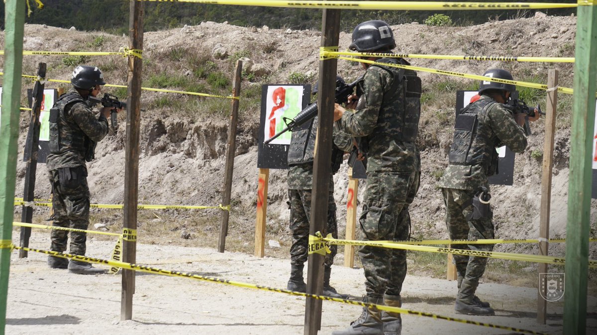 PMOPHN's tweet photo. #AdiestramientoPMOP || Aspirantes a Policías Militares se capacitan en ejercicio de Combate Cercano.
@FFAAHN a través de la #ESCAPMOP, llevaron a cabo el ejercicio de Combate Cercano en la Casa de Tiro de la #PMOP, con la participación de 286 aspirantes a Policías Militares. https://t.co/1hsPDWzI60