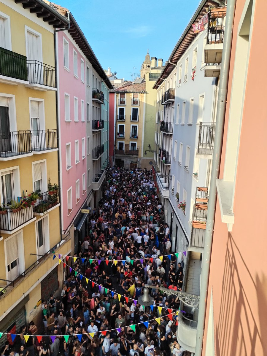 🎉𝗝𝗔𝗜 𝗕𝗔𝗧𝗭𝗢𝗥𝗗𝗘𝗔

El #AuzoFest desborda la calle Aldapa...