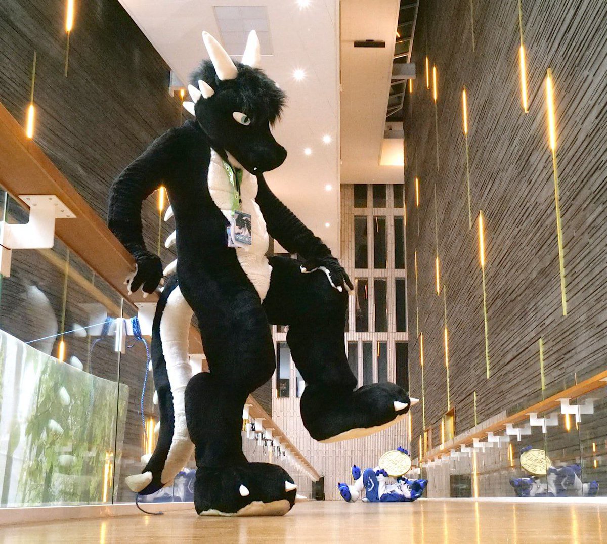 Okay.. okay.. Finish of the #MicroMay and i just found myself in.. BIIIIG trouble 😖
<a href="/DragonRaketh/">Raketh</a> dont like me pretending im bigger then i supposed to be 👉👈

Awesome photo we did a loong while ago what turn out pretty well 💙 
#paw #macro #micro