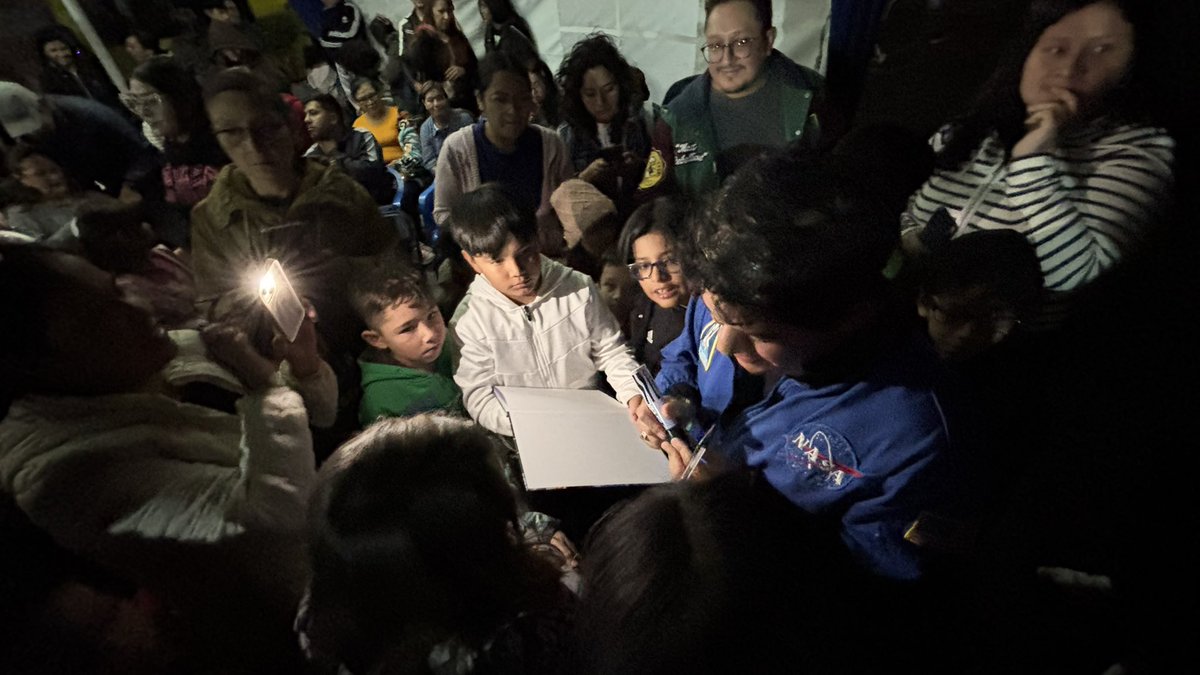 Mexican_Space's tweet photo. Hoy acompañé a mi amiga Alva Esquinca y su fundación Acer es Conciencia.
En representación de la Fundación Jonathan Sánchez, conseguimos 2 becas del 100% para niñas y niños de Granjas Valle de Guadalupe, Ecatepec. 🎓💙

Muy pronto lanzaremos la convocatoria. ❤️🚀 https://t.co/vZV7c7wAsJ